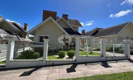 Casa com 279m² privativos, mobiliada, no Vale das Colinas em Gramado