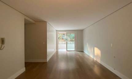 Apartamento 1 dormitório, 63m² privativos, 1 vaga, no Centro de Gramado, uma quadra da Rua Coberta