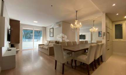Apartamento 2 dormitórios, 81,89m² privativos, 2 vagas, no Centro de Gramado, uma quadra da Rua Coberta