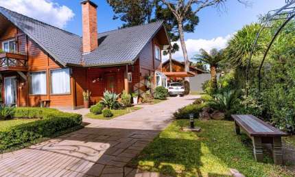 Casa 4 dormitórios, 244,37m², no bairro Planalto em Gramado