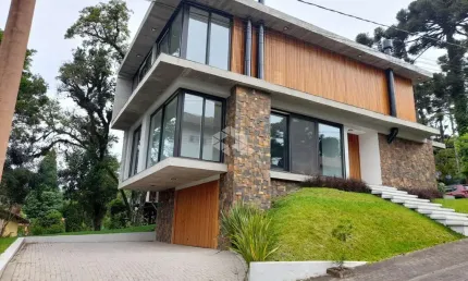 Casa com 4 suítes, 297m² privativos, 3 vagas no Centro de Canela