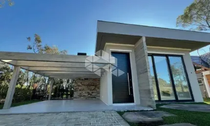 Casa com 3 suítes, 200 m2 privativos, no Loteamento Terras Altas em Gramado