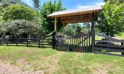 Sitio de 22 hectares a poucos quilometros de Canela