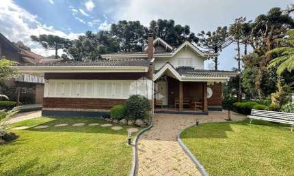 Casa 4 dormitórios, 259m², 2 vagas, no Planalto, bairro nobre de Gramado