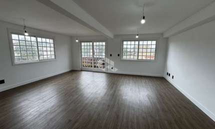 Sala comercial no Centro de Gramado, a meia quadra da Rua Coberta