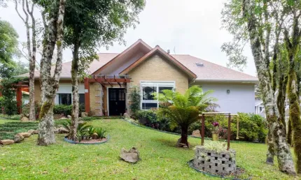 Casa 4 dormitórios, 325m², em Condomínio Fechado no Centro de Gramado