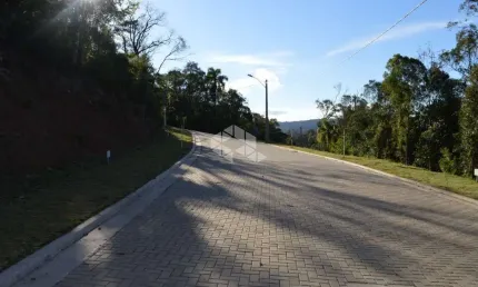 Terreno em loteamento novo, 652m², próximo ao pórtico de entrada de gramado
