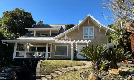 Casa 03 dormitórios, 342m² privativos, no saint moritz, em gramado