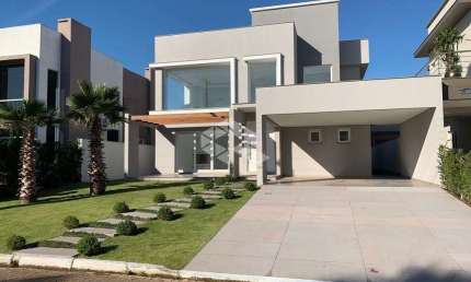 Casa em condomínio fechado, com 3 dormitórios/suítes, 4 vagas de garagem, no Central Parque em Cachoeirinha RS
