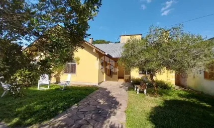 Casa à venda com 3 dormitórios, 2 vagas no bairro Alegria em Guaíba