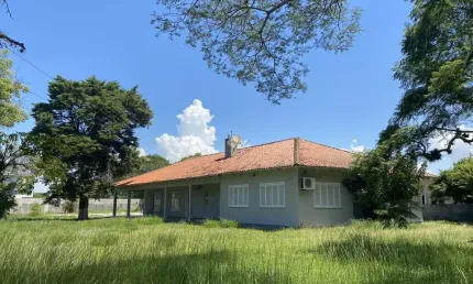 Casa a venda no bairro Florida em Guaíba. 5 dormitórios, 5 banheiros, sala de tv e sala de visitas. Sala de jantar e cozinha integrados.