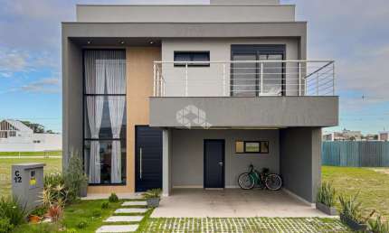 Casa em condomínio fechado, com 3 dormitórios, uma suíte e duas vagas.