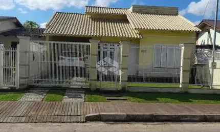 Casa à venda com 2 dormitórios, 1 vagas garagem, cozinha, estar/jantar, sótão e pátio amplo