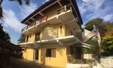Casa à venda, com 2 quartos, 1 vaga de garagem  próximo ao centro de Guaíba.