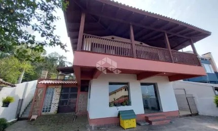 Casa com 2 quartos e 1 suíte com closet, 4 vagas de garagem com vista para o Guaíba
