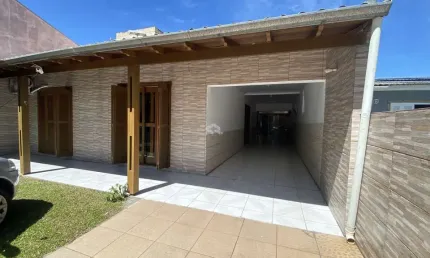 Casa à venda no bairro Florida em Guaíba, 181m2,  2 dormitórios, sala, sala de jantar e cozinha integrados, lavanderia e banheiro. conterreno 440m