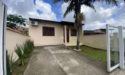 Casa à venda, 2 dormitórios, sala e cozinha, e banhairo. Semi mobiliada. Amplo Pátio, no bairro Colina em Guaíba.