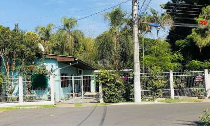 Casa à venda,  bairro Alegria, Guaíba.3 dormitórios, 3 banheiros, cozinha, salas, salas de jantar, 2 vagas cobertas, amplo jardim.