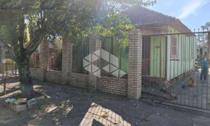 Casa com 2 dormitórios em terreno com 484m² em Niterói Canoas