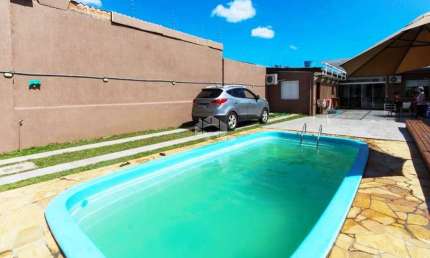 Casa com piscina 132m² 3 dormitórios, 05 vagas de estacionamento, no bairro Niterói em Canoas