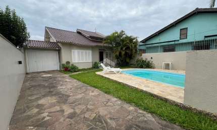 Sobrado com 3 dormitorios, piscina, sauna e garagem para 4 carros no bairro Niteroi em Canoas/RS