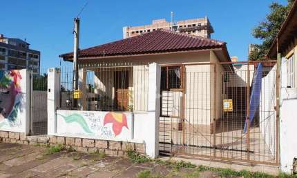 Casa 4 Dormitórios, suíte e 2 vagas Centro de Canoas