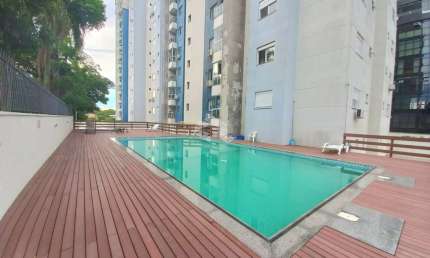 Apartamento 2 dormitórios com sacada e churrasqueira, centro de Canoas/RS.