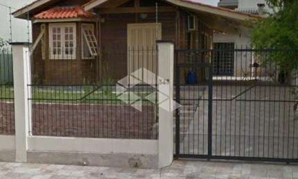 Casa com pátio amplo, 3 dormitórios, 2 vagas no bairro Igara