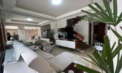 Sobrado com 4 dormitórios, amplo pátio com piscina no bairro São Luís.