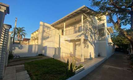 Casa sobrado, 4 dormitórios, 2 banheiros no bairro Niterói