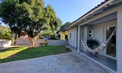 Casa térrea com 5 Dormitórios/Quartos com anexo nos fundos, amplo terreno de 11x35, ambas recém reformadas. Localizada no Bairro Fátima.