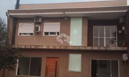 Sobrado com 4 dormitórios, 1 suíte e 3 banheiros no bairro Harmonia em Canoas