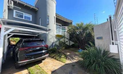 Casa sobrado, 3 dormitórios, sendo 1 suíte, espaço gourmet com churrasqueira, piscina e espaço fitness. Canoas