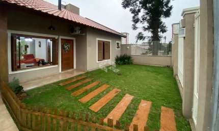 Casa sobrado, 4 dormitórios, sendo 2 suítes, espaço gourmet com churrasqueira, pátio com piscina. Marechal Rondon, Canoas