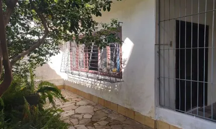 casa com 2 dormitorios proximo ao hospital Nossa Senhora das Graças, Clinica ou consultório