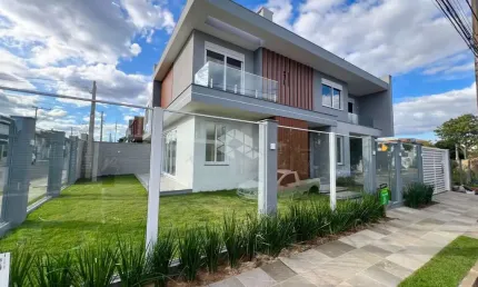 Sobrado 3 suítes, home office e vaga de garagem no bairro Mont Serrat