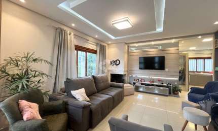 Casa sobrado de 274m², com 4 quartos, 2 suítes, 4 banheiros e 2 vagas no Marechal Rondon
