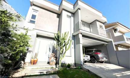 Casa sobrado, 3 dormitórios, sendo 1 suíte, 290m² construídos. Moinhos de Vento, Canoas