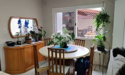 Casa Sobrado com 3 dormitórios, sendo 1 suíte, cozinha planejada, sala de estar e jantar, pátio, churrasqueira. Bairro Marechal Rondon- Canoas