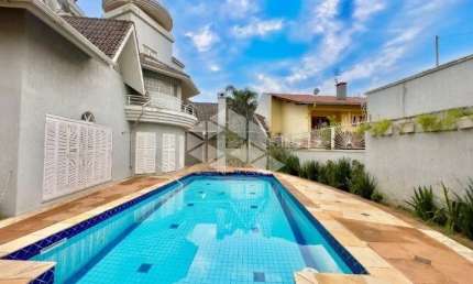 À venda, casa com 570 m²,  3 dormitórios, sala de jogos, sala de cinema, piscina, vaga para 6 veículos.