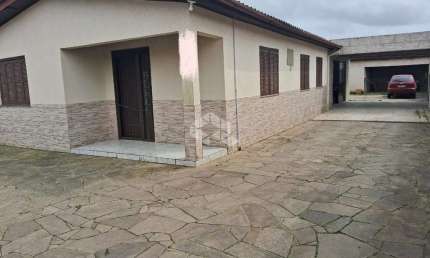Casa de 2 dormitórios, com piscina no bairro Tamandaré em Esteio.