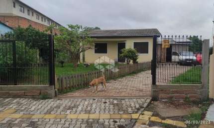 Casa térrea com três dormitórios em  amplo terreno de 680m2.