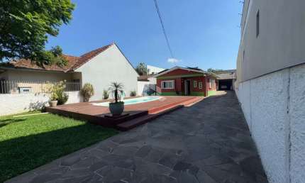 Casa no Centro de Esteio/RS com 3 dormitórios piscina e pátio privativo.