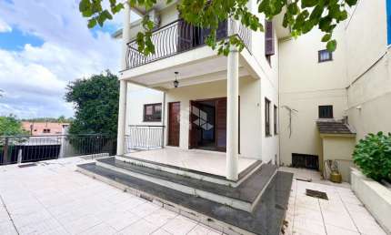 Belissimo sobrado 3 dormitorios com suite ,sotão e piscina. Proximo ao Hospital Nossa Senhora das Graças.