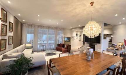 Casa Sobrado com 200m² área privativa 3 suites, 2 vagas cobertas, Bairro Moinhos de Vento