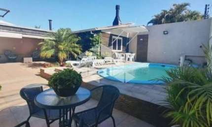 Casa de esquina, com 3 dormitorios, 2 banheiros  e piscina na Estancia Velha.