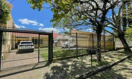 Casa térrea de 3 dormitórios, piscina e pátio em Ipanema próximo da Orla do Guaíba