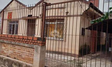 Casa térrea com terreno de 227,00m² próximo do Shopping Praia de Belas no Bairro Menino Deus.
