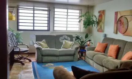 Apartamento tipo casa com 6d no Menino Deus junto a Orla