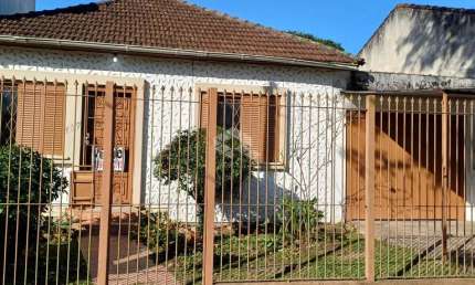 Casa térrea com edícula e pátio com 3 vagas de garagem no Bairro Nonoai